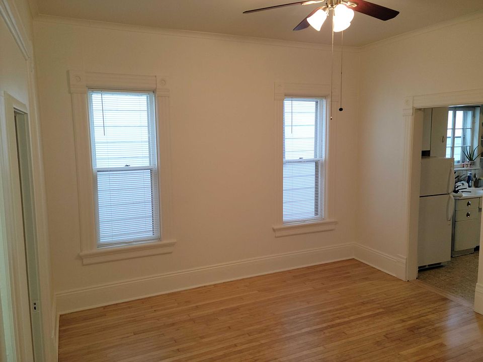 Living Room (13' x 13')