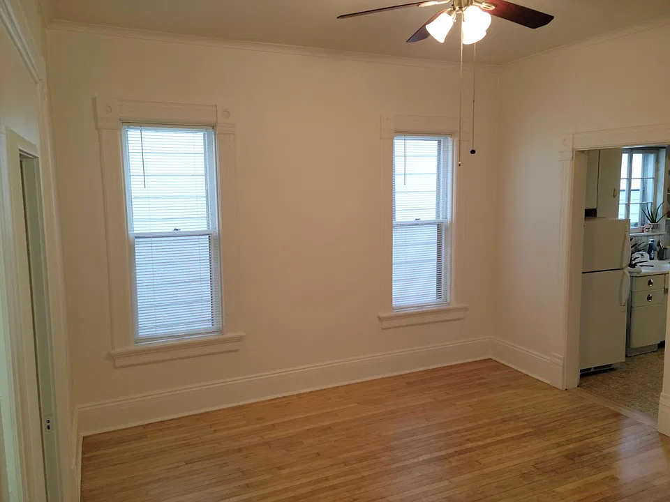 Living Room (13' x 13')