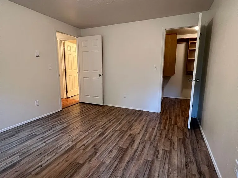 3930 Lake Grove Ave #1C — Photo 21