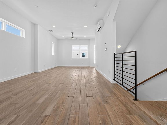 4th image of 1735 W Gramercy Pl #301