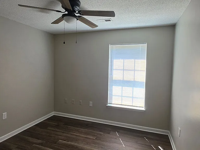 906 Howard St — Photo 18