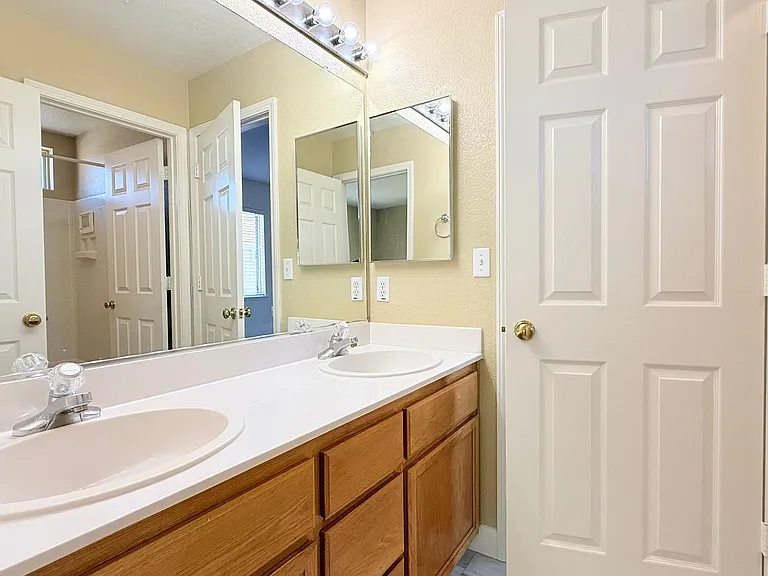 401 Skylark Ct — Photo 36