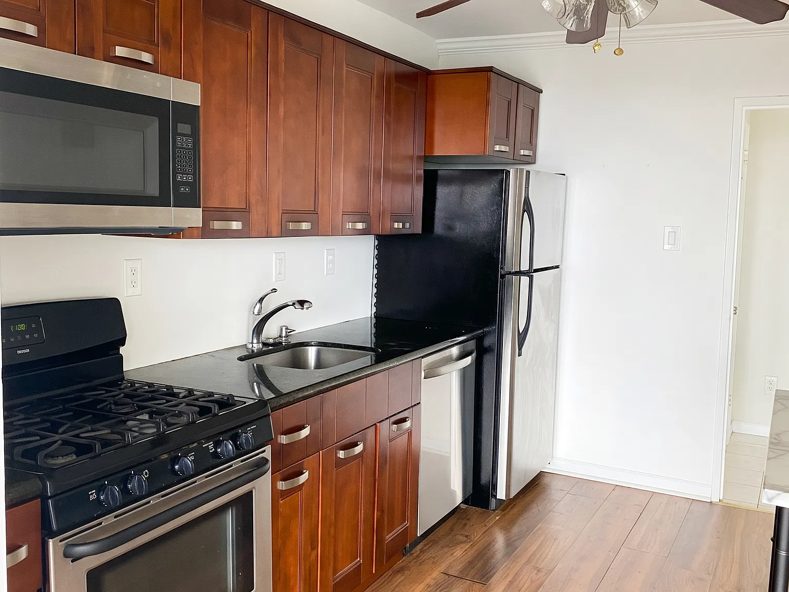 1 bed, 985 sqft, $2,200 — Photo 4