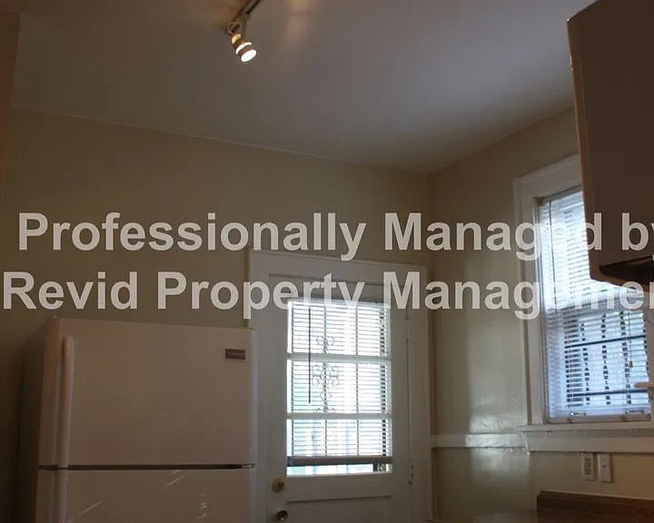 Large 3 bedroom upstairs duplex! — Photo 22