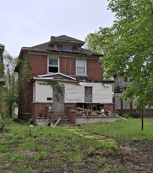 2nd image of 747 Van Buren St