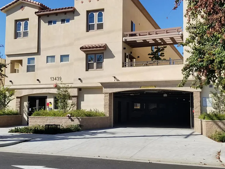 13439 Burbank Blvd — Photo 5