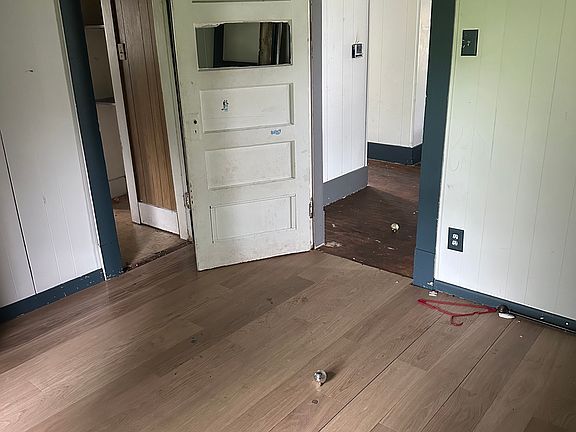 3rd image of 1238 E Thompson Rd