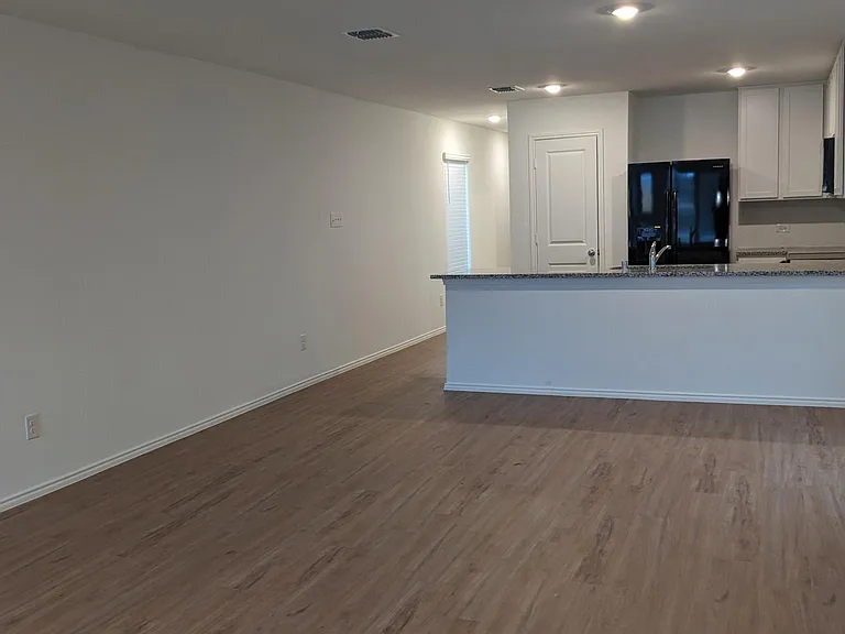 1512 Silver Oak Ln — Photo 2