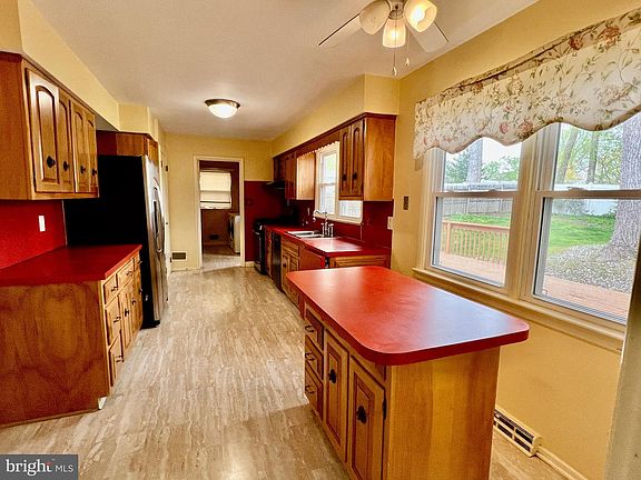 5th image of 14 E Darrah Ln