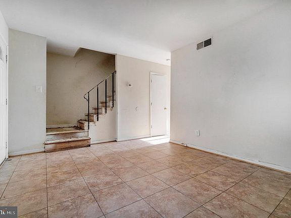 3rd image of 725 Denton Cir