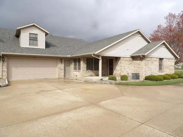302 E Eastfield Dr, Crawfordsville, IN 47933