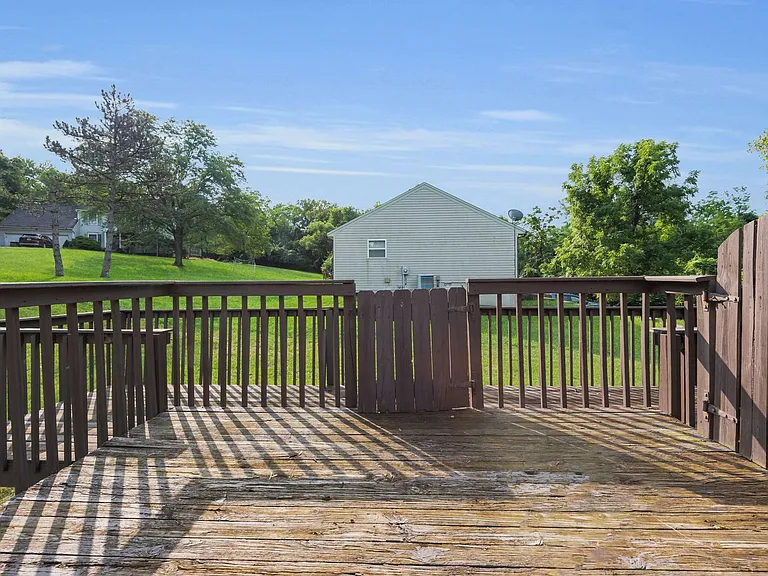 2700 Queenswood Dr — Photo 36