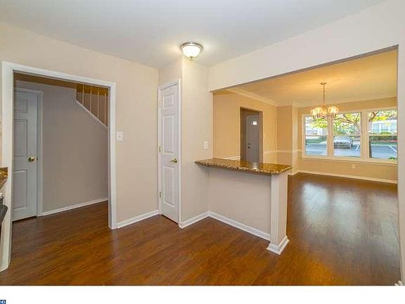 4th image of 204 East Ct