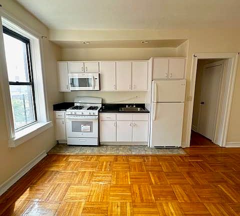 4th image of 118 Post Ave APT 4