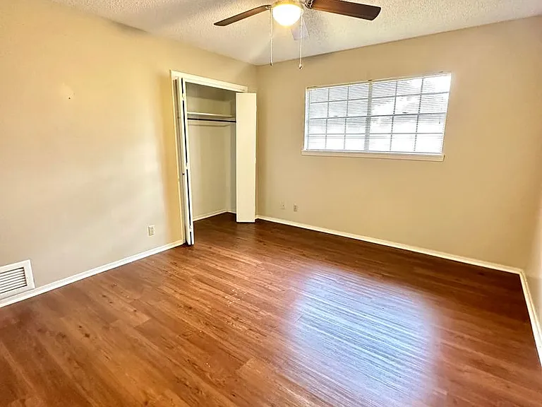 2913 Oak Forest Dr — Photo 9