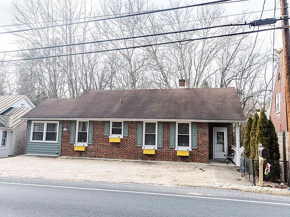 2nd image of 713 Thornhill Rd NW