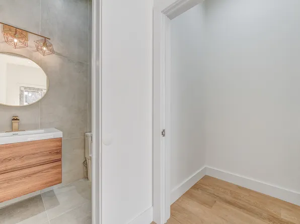 25-14 Newtown Avenue image 5 of 13