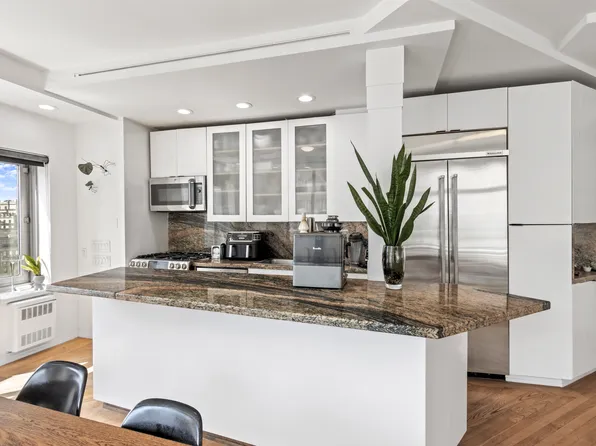 188 East 64th Street image 2 of 10