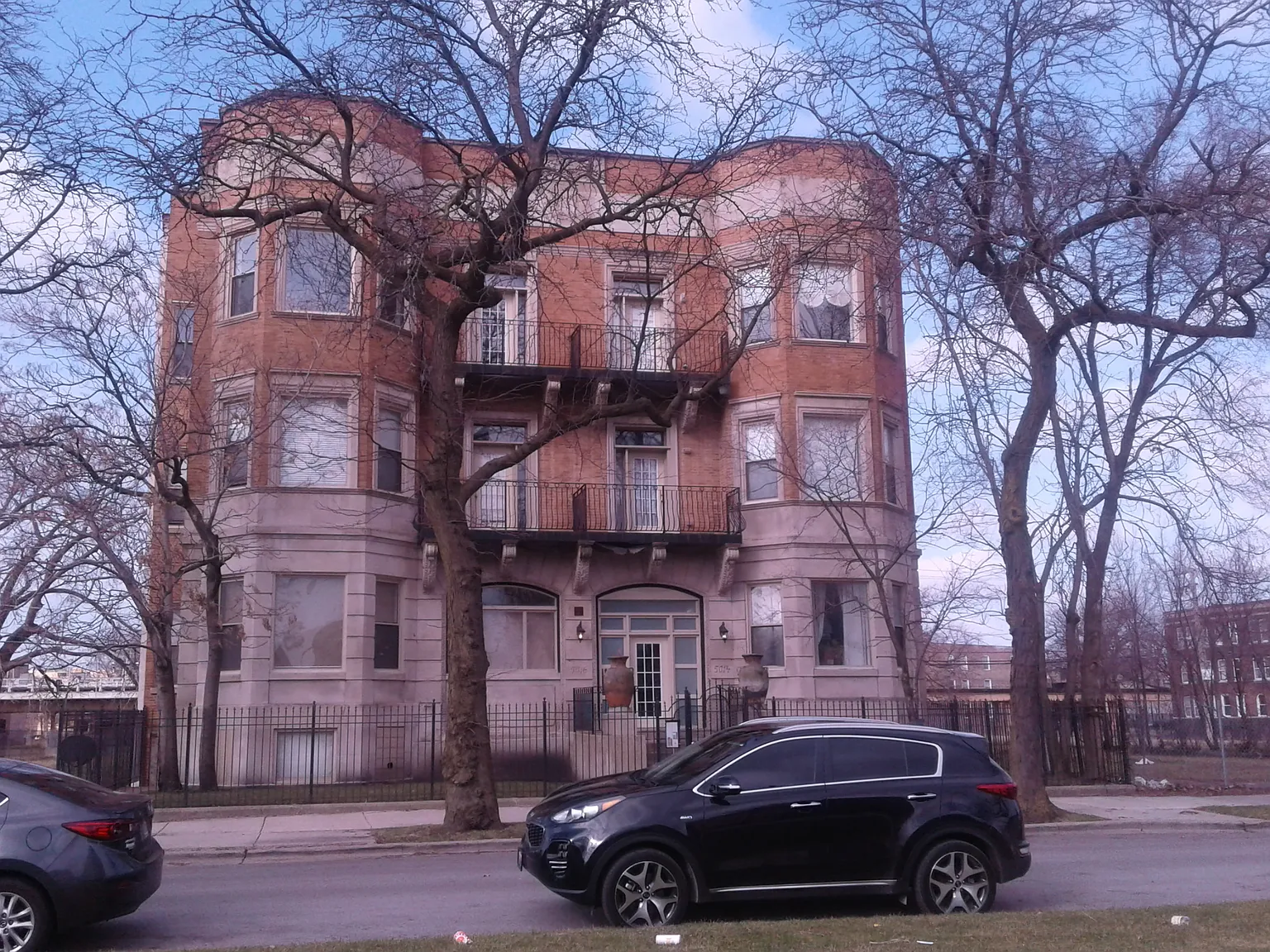 5014 S King Dr APT 1E photo 1