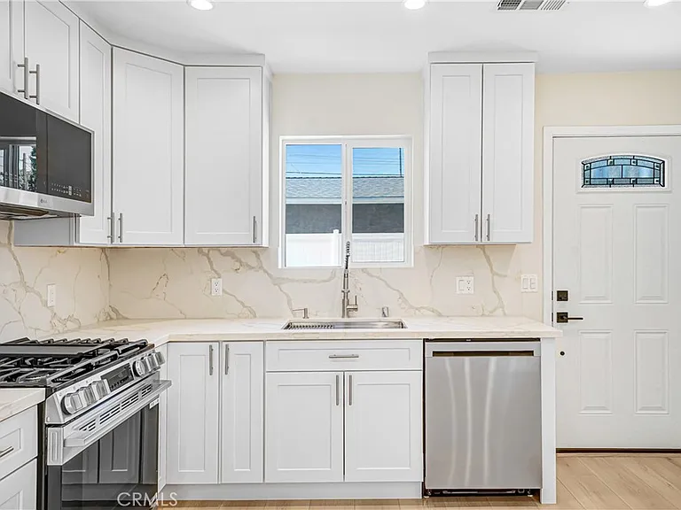 6724 Katherine Ave — Photo 4