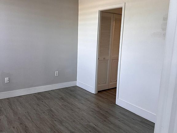 5th image of 900 NE 195th St APT 307