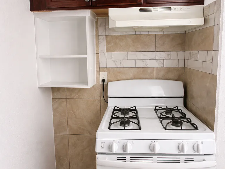 1/2 Bedroom Apartment: Kitchen