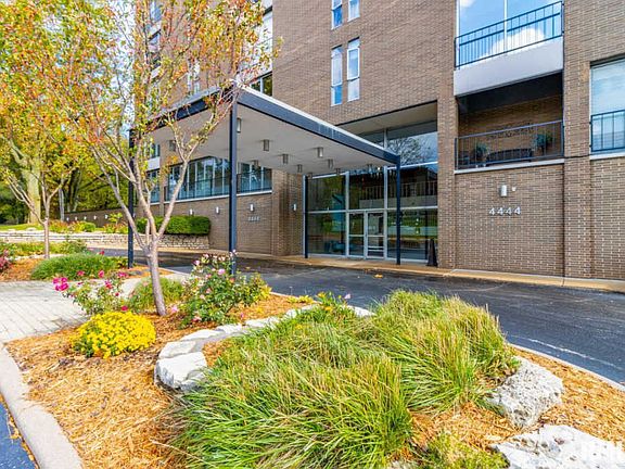 2nd image of 4444 N Knoxville Ave APT 301