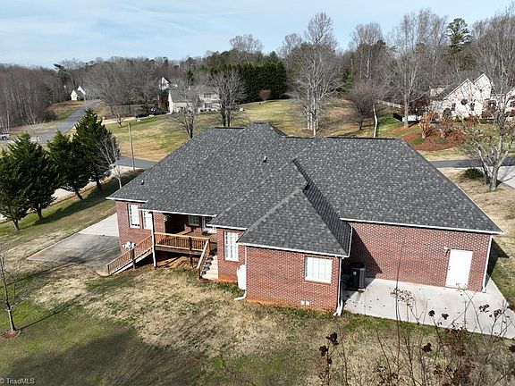 3rd image of 135 Laurel Creek Dr