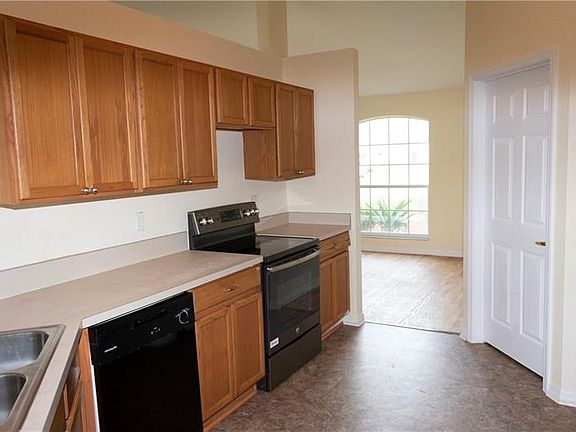 4th image of 161 Winsor Ave