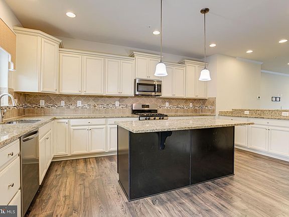 2nd image of 1336 Hawthorn Dr