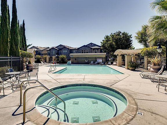 4th image of 3301 N Park Dr Unit 3912