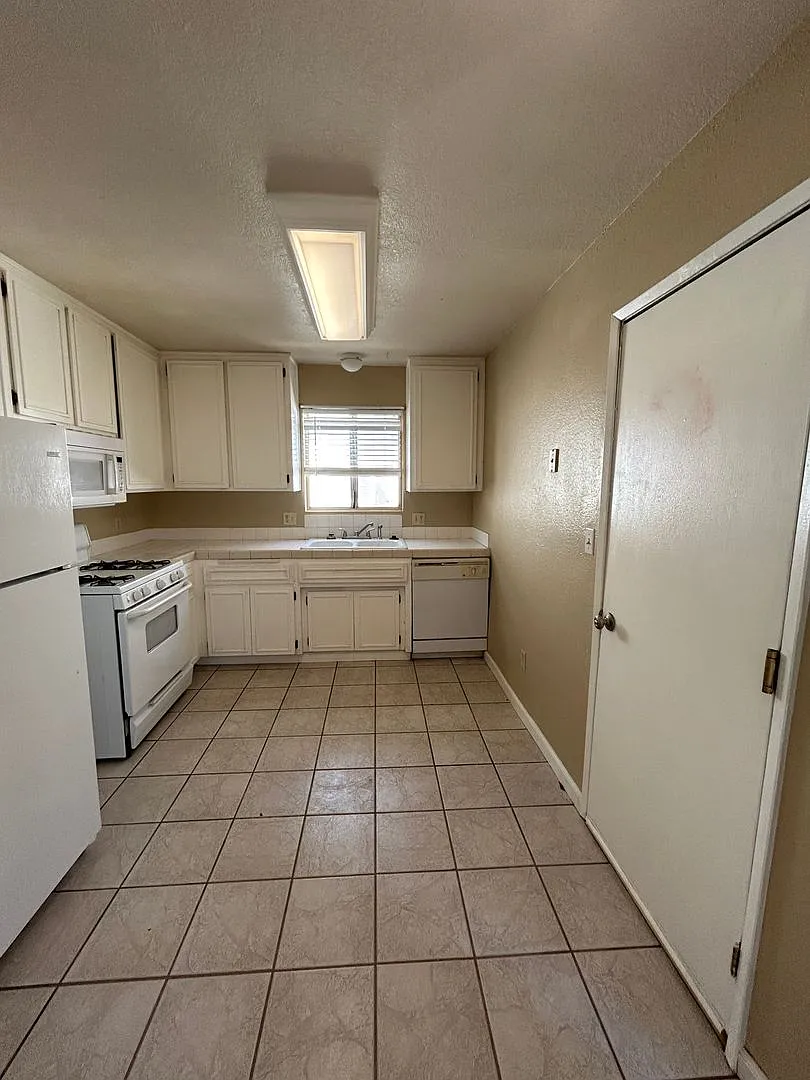 2Bedroom/1 Bath Condo with private Yard and 1 Car Garage. Water/Trash Included — Photo 1