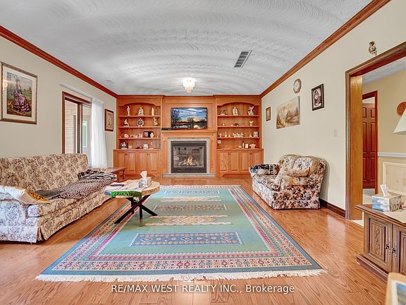 3rd image of 805 Centre Rd