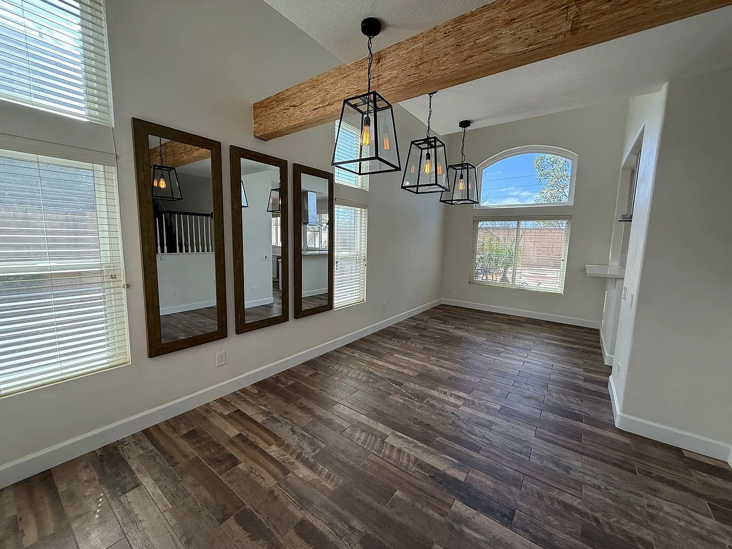 Great Mission Oaks home with pool and entertainers yard — Photo 4