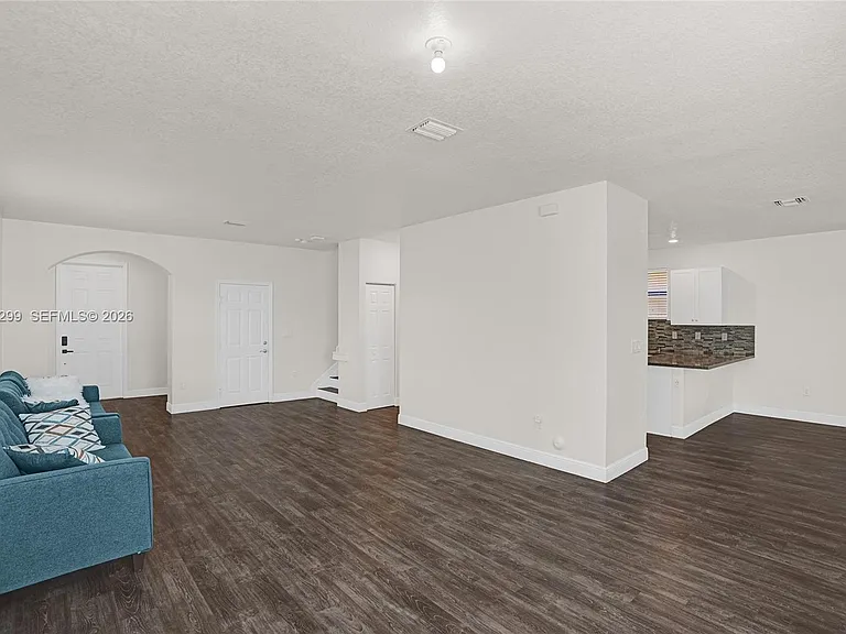 2502 NE 1st St — Photo 5