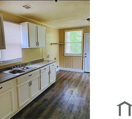 3rd image of 3636 Hazelwood Ave