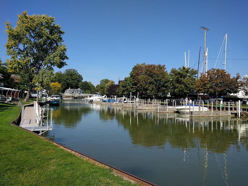 Cleveland Yacht Club Basin Apartment - the apartment is located near the river but we do not have boat access.