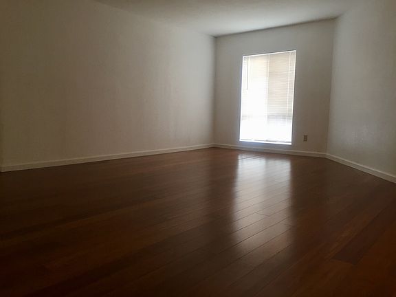 5th image of 836 E New York St