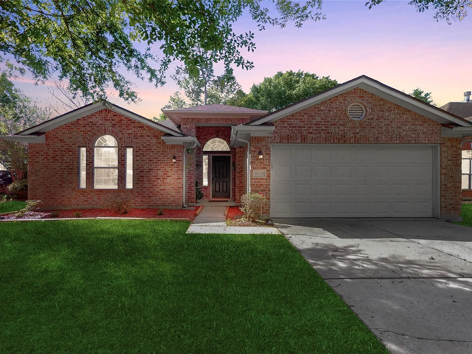 3 bed, 2.0 bath, 1991 sqft, $2,075 — Photo 4