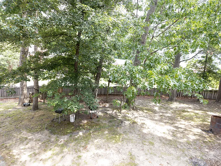 1649 Crittenden Ln — Photo 26