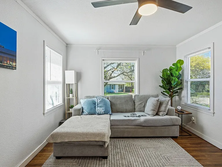 2837 S Hills Ave — Photo 7