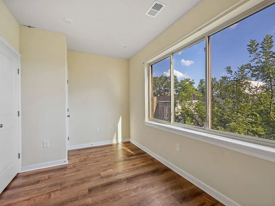 a0j1i000008yk2yqac-006.jpg