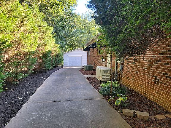 Detached Garage w/ workshop