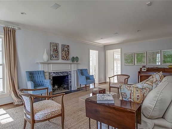 4th image of 200 Williamsburg Ln