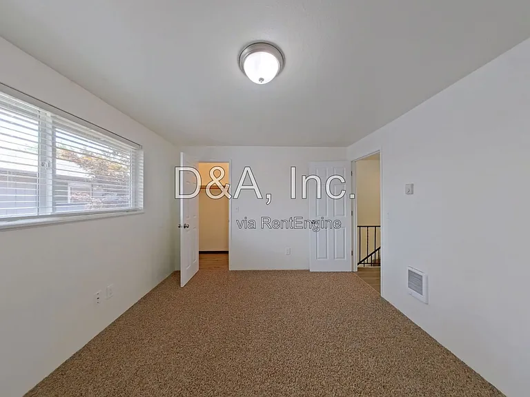 140 NE Conifer Blvd #8 — Photo 9