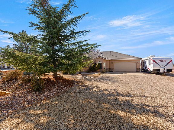 3rd image of 1383 N Canyon Trails Dr