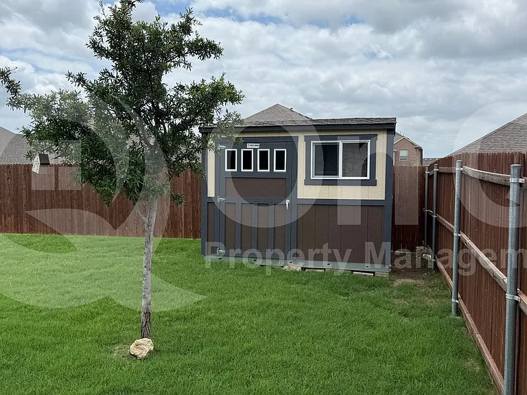 1005 Whitehall Ln — Photo 25