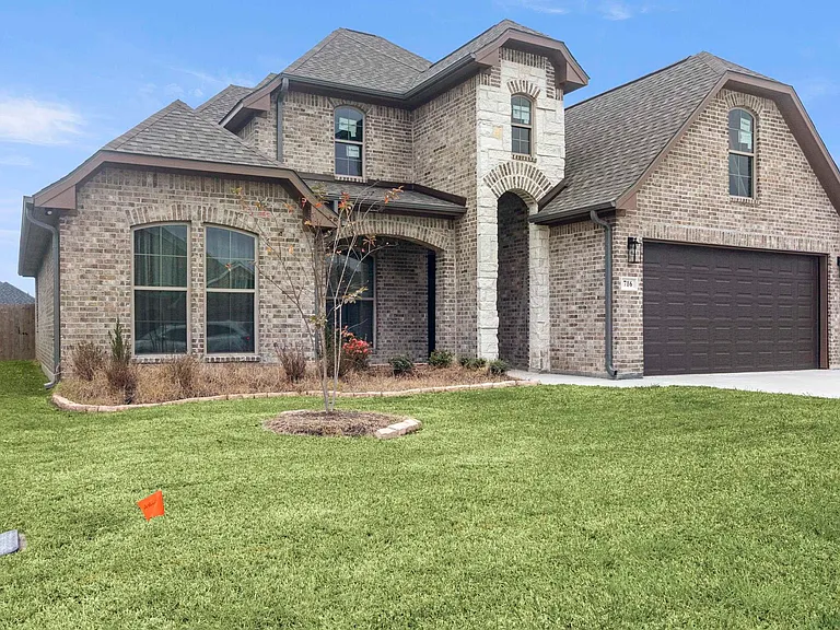 716 Dianne Ln — Photo 2