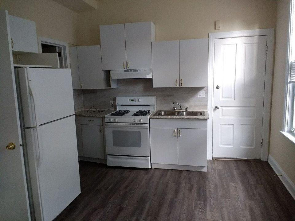 1st image of 872 N Marshfield Ave