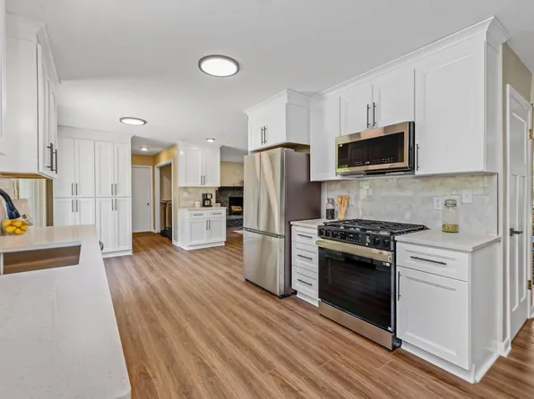 899 Tara Hill WEST West, Hartford, WI 53027
